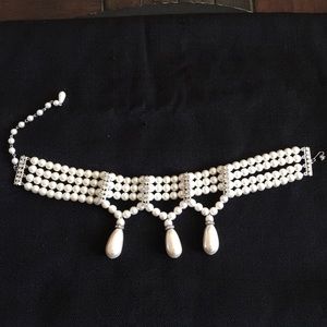 COSTUME JEWLERY  / PEARL WHITE NECKLACE
